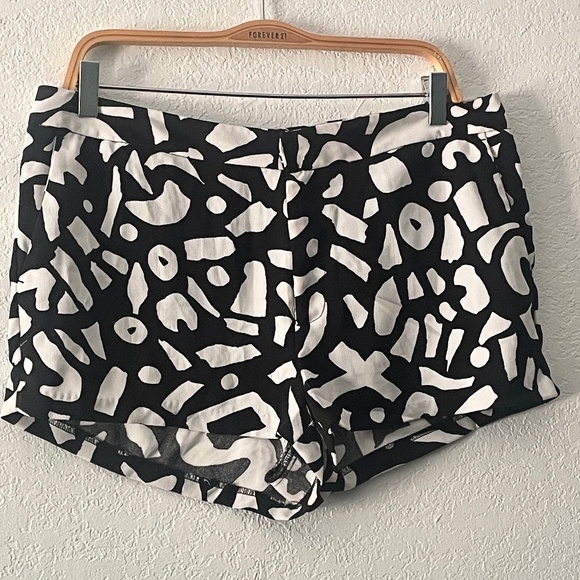 Alice & U.O Urban Outfitters Black & white Geometric Print Shorts. SZ 12 - Picture 3 of 5